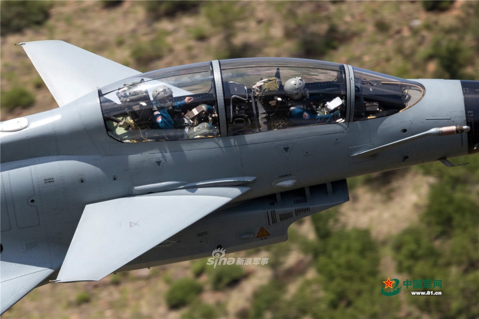 Phiên bản chiến đấu cơ J-10S với hai chỗ ngồi dọc nhau với phi công lái chính được ngồi ở phía trước và huấn luyện viên bay được ngồi ở phía sau. Nguồn ảnh: sina.