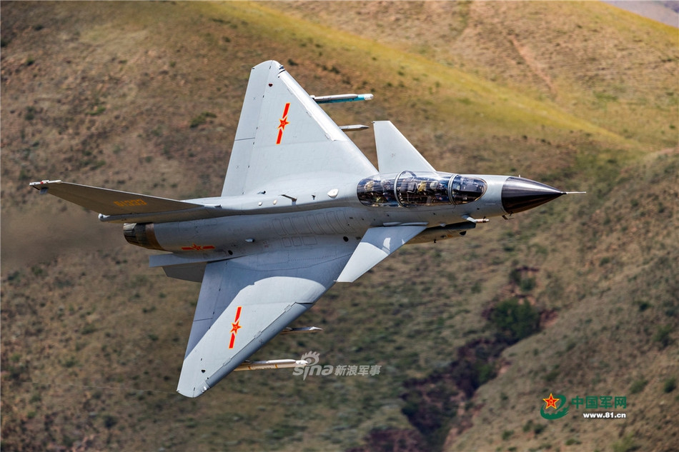 Vị trí ngồi của huấn luyện vay bay ở phía sau của chiếc J-10S là khu vực được mở rộng thêm so với những chiếc J-10 thông thường khác, ở vị trí này, huấn luyện viên trên chiếc J-10 sẽ bị vướng tầm nhìn và không thể theo dõi bao quát được xung quanh máy bay đặc biệt là bên dưới chiếc tiêm kích do vướng hai cánh điều hướng. Nguồn ảnh: sina.