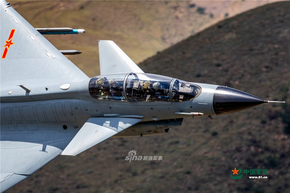 Ít ai biết rằng, trong số các phiên bản của tiêm kích J-10, cũng có một phiên bản hai chỗ ngồi mang tên mã là J-10S. Đây là phiên bản được dành riêng cho huấn luyện nhưng cũng có khả năng chiến đấu không thua kém bất cứ chiếc J-10 nào khác. Nguồn ảnh: sina.