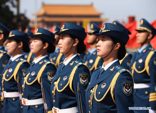 Chia sẻ trên mạng xã hội QQ, Môn Giai Tuệ cho biết cô cảm thấy cuộc sống khó khăn hơn sau khi gia nhập quân đội, đặc biệt việc phải tuân thủ theo rất nhiều quy định, điều lệ để giữ gìn hình ảnh của một quân nhân. Nguồn ảnh: Weibo.