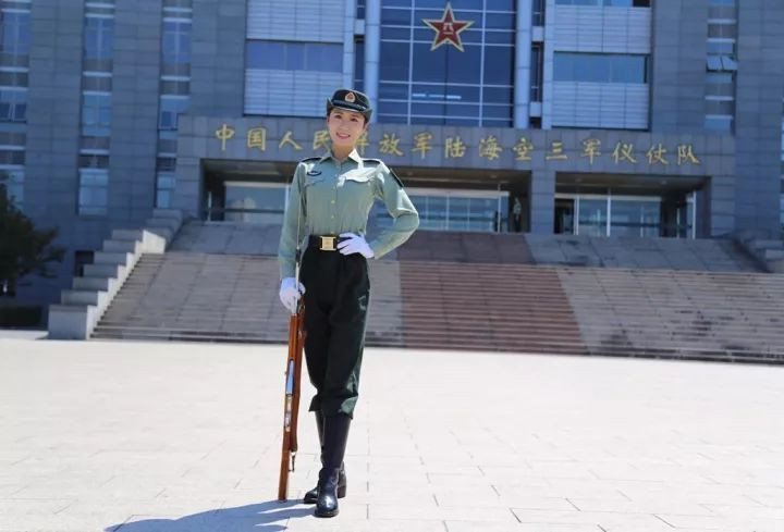 Hiện tại, Môn Giai Tuệ đang phục vụ trong đội danh dự của Quân đội Giải phóng Nhân dân Trung Quốc. Nguồn ảnh: Weibo.