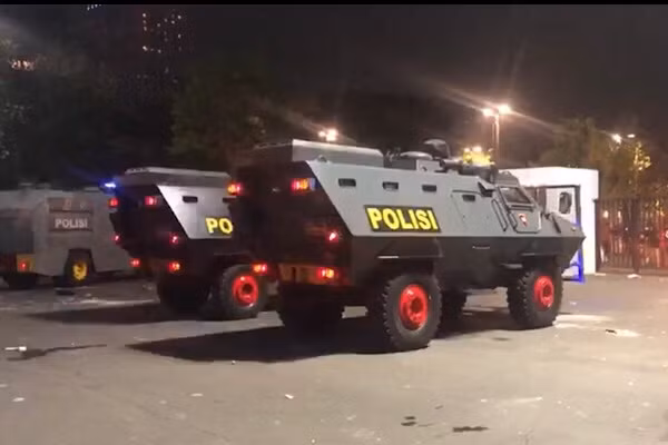 Đây là loại xe bọc thép được Tây Đức chế tạo và sử dụng từ năm 1979 và có tổng cộng bốn phiên bản mang định danh từ SW1 tới SW4. Loại xe này chuyên được sử dụng cho các lực lượng cảnh sát đặc nhiệm chống bạo động. Nguồn ảnh: Asiafootball.