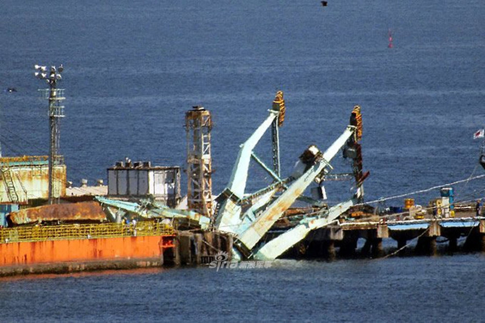 Việc thả neo ở xa cầu tàu là một trong những nguyên tắc cơ bản của các tàu chiến khi gặp bão vì nếu neo quá sát cầu tàu, gió và sóng biển có thể xô tàu chiến nặng hàng chục ngàn tấn va vào cầu tàu, gây thiệt hại cả cầu tàu lẫn thân tàu. Nguồn ảnh: Sina.