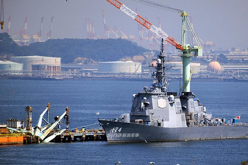 Với lực lượng Hải quân, việc các tàu chiến bị rơi vào bão và không thể chạy kịp là điều thường xuyên xảy ra. Rất may mắn là trong trường hợp này Lực lượng Phòng vệ Trên biển Nhật Bản đã neo tàu JS Kirishima đúng quy trình, cách xa cầu tàu nên tránh được thiệt hại. Nguồn ảnh: Sina.