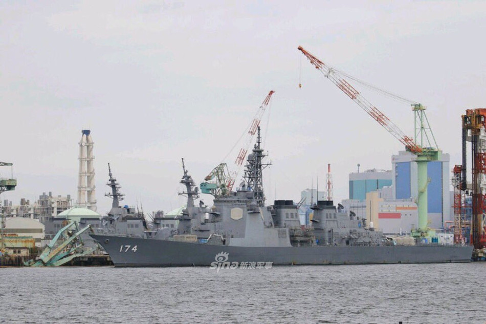 Trong những bức hình này, có thể thấy phần cần cẩu đã đổ lệch khỏi chiếc JS Kirishima chỉ trong gang tấc. Nếu đè trúng phần mũi tàu, thiệt hại có thể lên đến nhiều triệu USD. Nguồn ảnh: Sina.