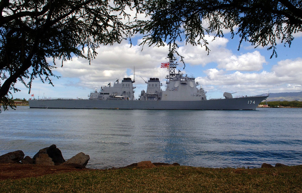 Tàu có hệ thống vũ khí đa năng bao gồm các tên lửa tầm xa SM-2/SM-3 kèm theo đó là 90 giếng phóng thẳng đứng với 29 giếng ở trước boong tàu và 61 giếng ở phía sau. Nguồn ảnh: JSDF.