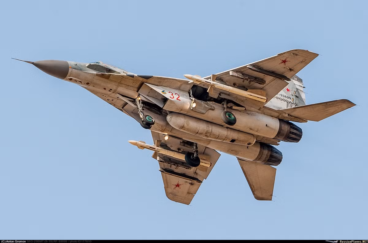 Sở dĩ số lượng chiến đấu cơ MiG-35 được sản xuất ít như vậy là do bản thân Không quân Vũ trụ Nga cũng không sử dụng loại tiêm kích này với số lượng lớn trong biên chế. Theo thông tin thống kê mới nhất, tính tới tháng 6/2019 Nga mới chỉ có... hai chiếc MiG-35 trong biên chế của mình. Nguồn ảnh: QQ.