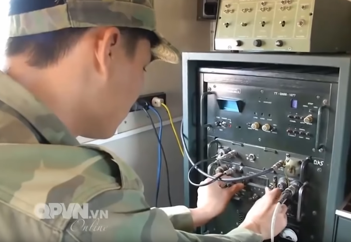 Lính tác chiến điện tử thao tác bên trong xe huấn luyện với môi trường được mô phỏng như thật cùng nhiều kịch bản khác nhau. Nguồn ảnh: QPVN.