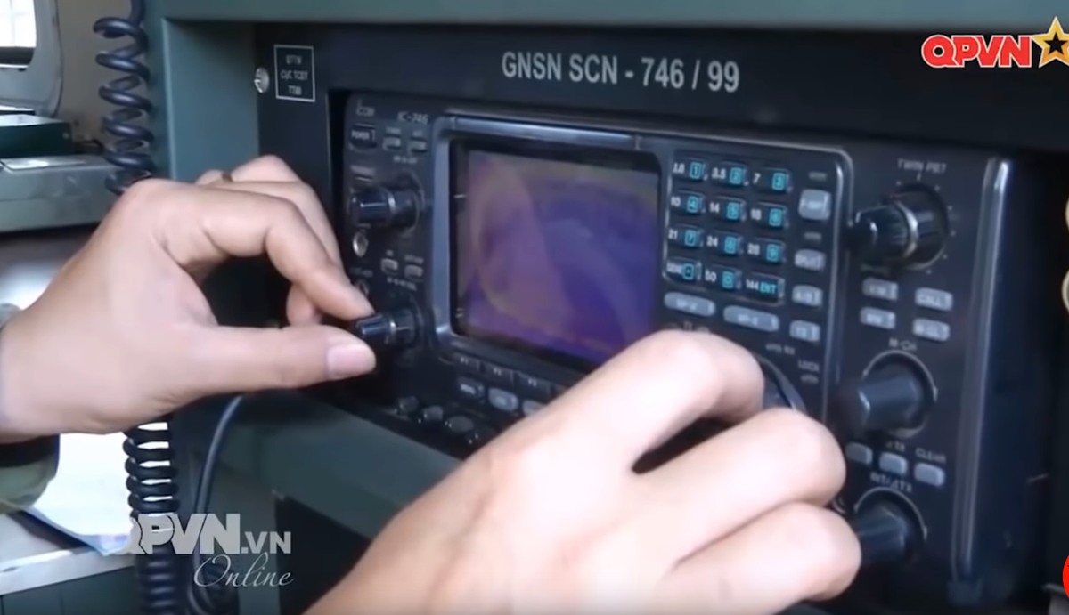 Thậm chí, trong quân đội Việt Nam còn có một vài loại khí tài đặc biệt bao gồm xe tác chiến điện tử cơ động P-142. Loại khí tài này ra đời để phục vụ cho mục đích huấn luyện, giúp người lính có môi trường tập luyện mô phỏng sát với thực tế mà không cần phải triển khai các tổ hợp xe tác chiến điện tử hiện đại, cồng kềnh và phức tạp. Nguồn ảnh: QPVN.