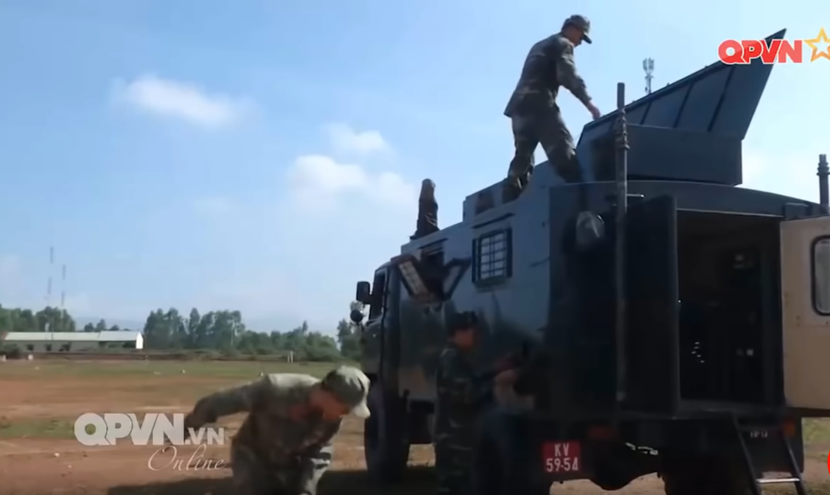 Xe tác chiến điện tử P-142 triển khai trên thực địa để người lính huấn luyện, việc tránh sử dụng các tổ hợp tác chiến điện tử hiện đại vào việc huấn luyện vừa là để giúp khí tài tránh những hỏng hóc không cần thiết, vừa là để tránh bị lộ những thông tin tuyệt mật liên quan tới tần số hoạt động, phạm vi hoạt động hay cách thức triển khai trận địa. Nguồn ảnh: QPVN.