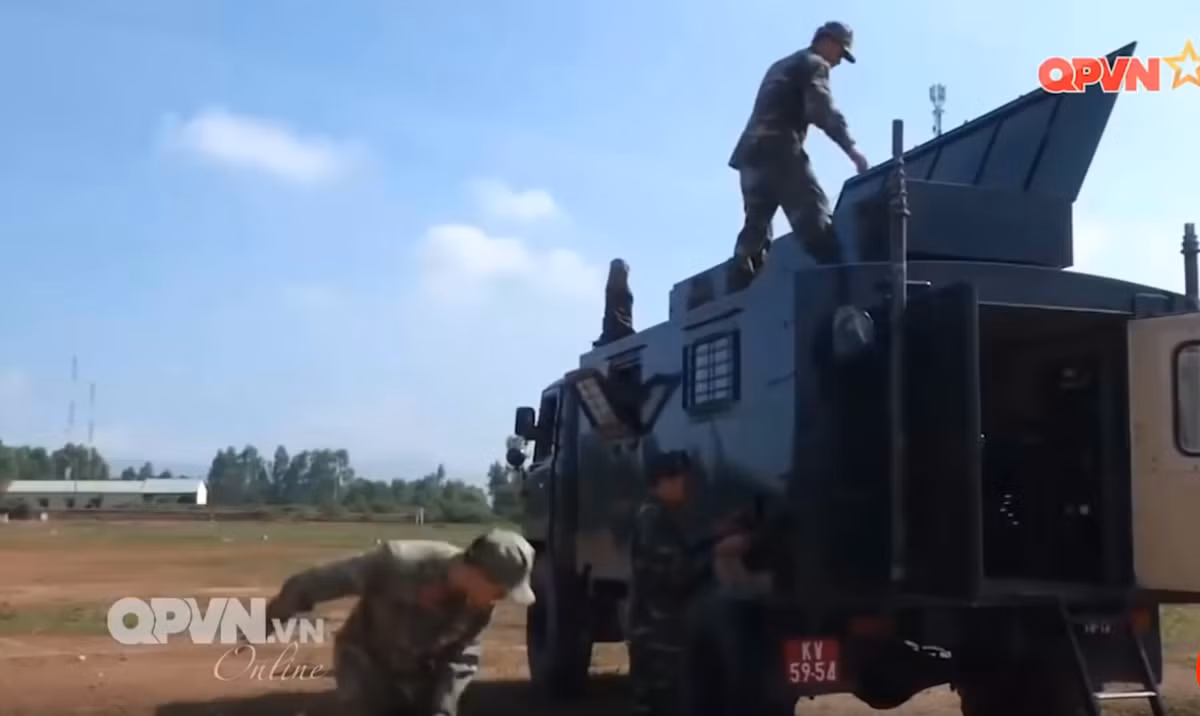 Xe tác chiến điện tử P-142 triển khai trên thực địa để người lính huấn luyện, việc tránh sử dụng các tổ hợp tác chiến điện tử hiện đại vào việc huấn luyện vừa là để giúp khí tài tránh những hỏng hóc không cần thiết, vừa là để tránh bị lộ những thông tin tuyệt mật liên quan tới tần số hoạt động, phạm vi hoạt động hay cách thức triển khai trận địa. Nguồn ảnh: QPVN.