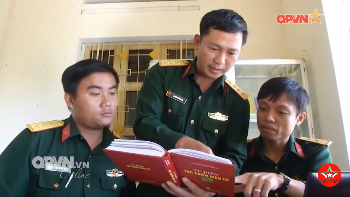 Bên cạnh việc phát triển những hệ thống phần cứng, phần mềm hỗ trợ cho quá trình tác chiến điện tử, Quân đội Việt Nam cũng cho viết nhiều đâu sách, cung cấp những thông tin quan trọng cho từng người lính trong mỗi nhiệm vụ tác chiến điện tử. Nguồn ảnh: QPVN.