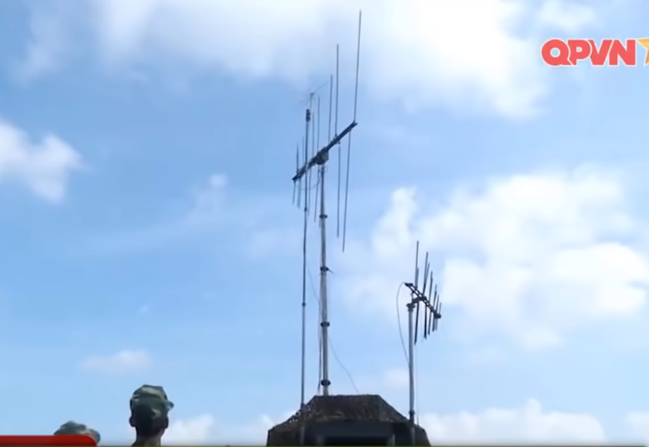 Việc xây dựng một lực lượng tác chiến điện tử mạnh mẽ, hiện đại và kinh nghiệm sẽ cho phép quân đội ta không bị bất ngờ, bị động trước các đòn tác chiến điện tử của đối phương cũng như sẵn sàng tấn công trước, tung những đòn áp chế điện tử chí mạng vào đối phương khi cần. Nguồn ảnh: QPVN.