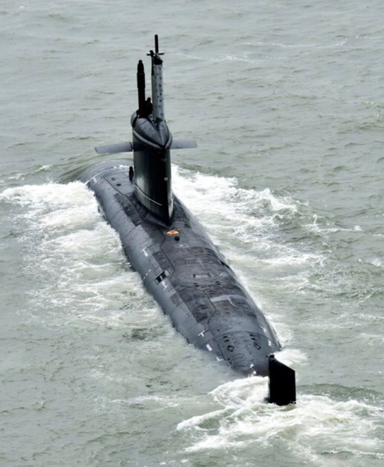 Tuy nhiên, sự thật là lớp tàu ngầm Kalvari được Ấn Độ dự kiến đóng mới tổng cộng 6 chiếc lại không phải hoàn toàn do quốc gia này thiết kế từ đầu. Một thông tin mà truyền thông Ấn Độ thường cố tình "lờ" đi đó là Kalvari thực chất được thiết kế dựa trên lớp Scorpene của Pháp. Nguồn ảnh: Indiatimes.