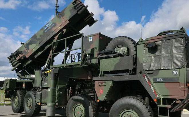Saudi Arabia đã chi đậm tiền để mua các tổ hợp tên lửa phòng không Patriot từ Mỹ. Vậy nhưng dường như "đại gia Trung Đông" này đã phí tiền khi mà hai cơ sở lọc dầu của quốc gia này đã bị tấn công "tơi tả" hôm cuối tuần vừa rồi trong khi những tổ hợp phòng không Patriot của Mỹ chỉ biết đứng nhìn. Nguồn ảnh: USmil.