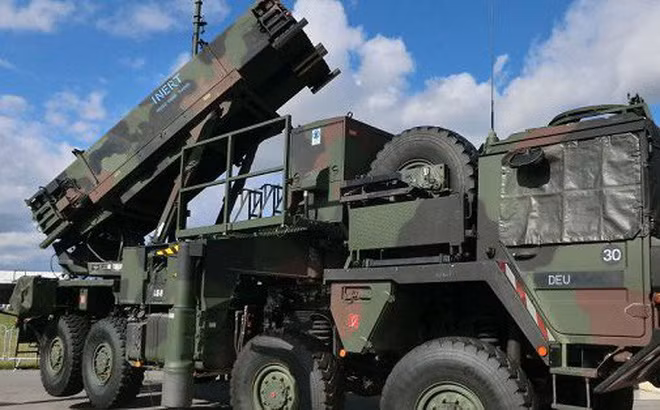 Saudi Arabia đã chi đậm tiền để mua các tổ hợp tên lửa phòng không Patriot từ Mỹ. Vậy nhưng dường như "đại gia Trung Đông" này đã phí tiền khi mà hai cơ sở lọc dầu của quốc gia này đã bị tấn công "tơi tả" hôm cuối tuần vừa rồi trong khi những tổ hợp phòng không Patriot của Mỹ chỉ biết đứng nhìn. Nguồn ảnh: USmil.