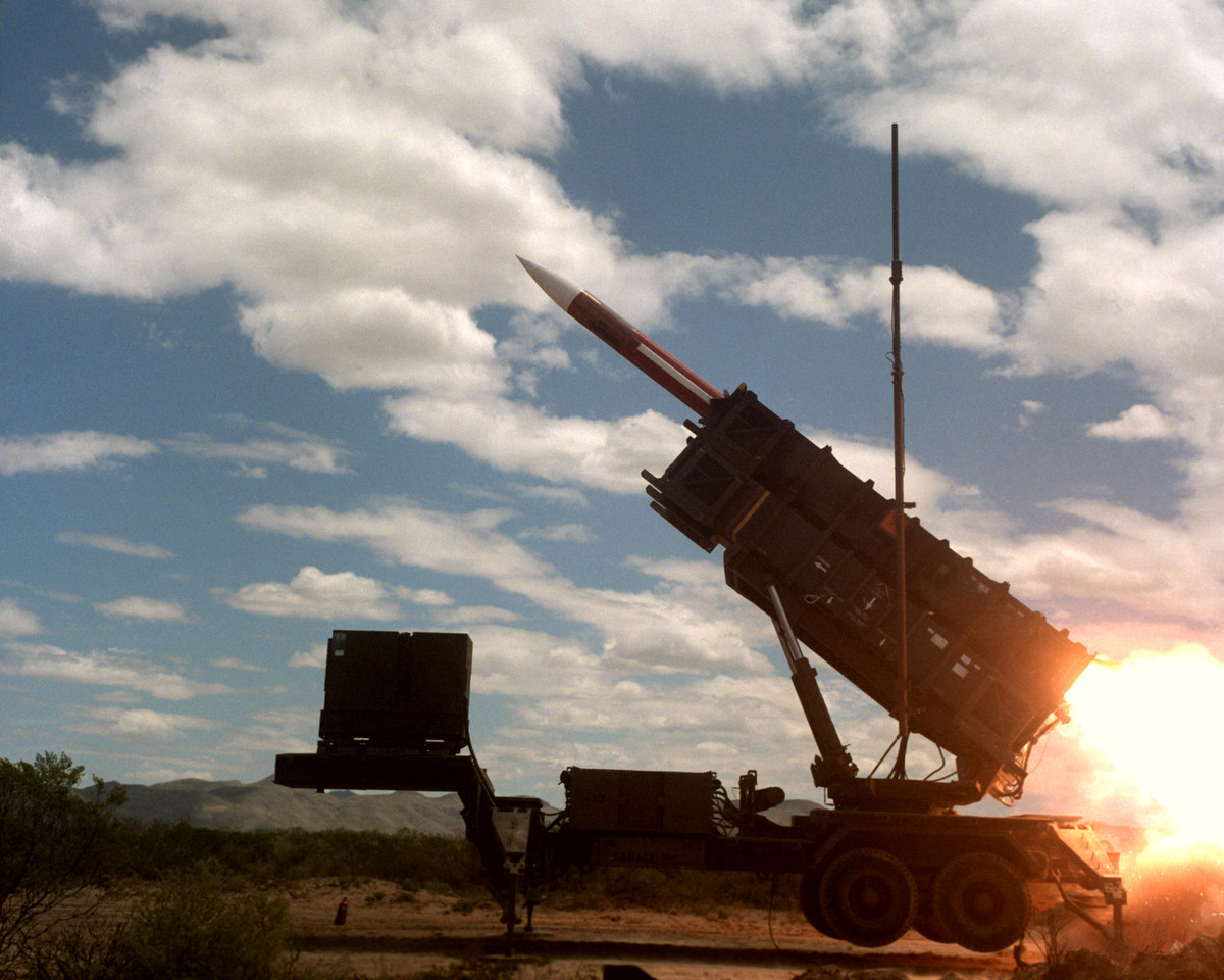 Trong những lần "thất bại trên thực địa" trước đây của tổ hợp tên lửa Patriot, các quốc gia sở hữu nó thường công bố lý do vì "sự cố kỹ thuật từ trước đó". Mặc dù vậy, rõ ràng việc chi hàng tỷ USD để mua những tổ hợp phòng thủ "lỗi" này về trực chiến là điều không một quốc gia nào muốn. Nguồn ảnh: USmil.