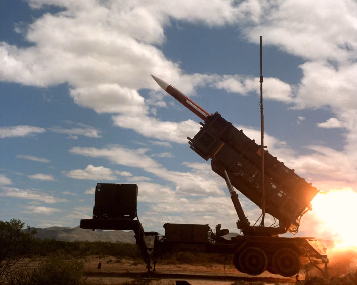 Trong những lần "thất bại trên thực địa" trước đây của tổ hợp tên lửa Patriot, các quốc gia sở hữu nó thường công bố lý do vì "sự cố kỹ thuật từ trước đó". Mặc dù vậy, rõ ràng việc chi hàng tỷ USD để mua những tổ hợp phòng thủ "lỗi" này về trực chiến là điều không một quốc gia nào muốn. Nguồn ảnh: USmil.