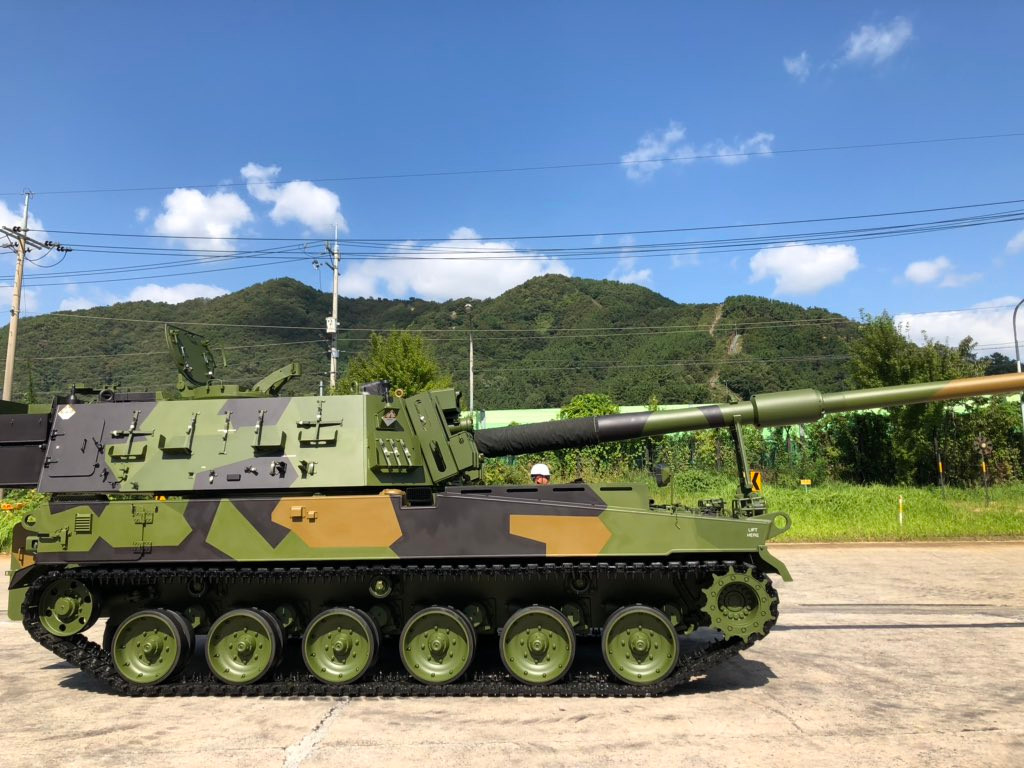 Trong buổi lễ ra mắt, ngoài khẩu pháo tự hành K9 Thunder còn có cả phương tiện hậu cần, cứu hộ K-10 cũng được xuất xưởng chiếc đầu tiên. Nguồn ảnh: Livejounal.