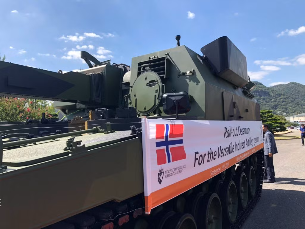 Hợp đồng chuyển giao công nghệ và mua bán với số lượng lớn những loại pháo tự hành K9 Thunder đã được Hàn Quốc và Na Uy ký kết với nhau từ năm 2017. Theo đó tới năm 2021 tới đây quá trình chuyển giao sẽ kết thúc. Nguồn ảnh: Livejounal.