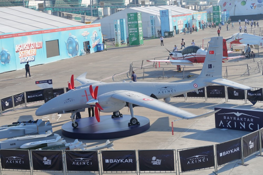 Loại máy bay không người lái tiếp theo xuất hiện trong triển lãm này thậm chí còn lớn hơn nữa với trọng lượng lên tới 5,5 tấn, mang theo được tối đa 1350 kg vũ khí các loại. Nguồn ảnh: Livejournal.