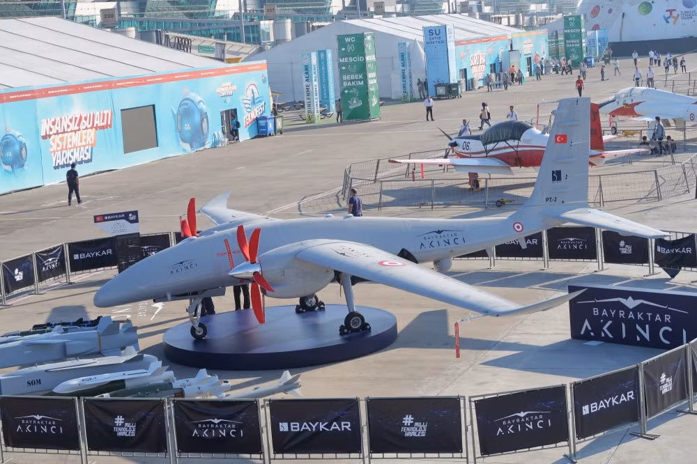 Loại máy bay không người lái tiếp theo xuất hiện trong triển lãm này thậm chí còn lớn hơn nữa với trọng lượng lên tới 5,5 tấn, mang theo được tối đa 1350 kg vũ khí các loại. Nguồn ảnh: Livejournal.