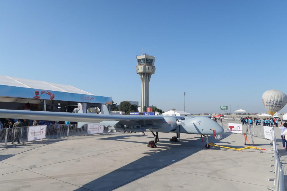 Ngoài ra còn có máy bay không người lái Aksungur, loiaj máy bay không người lái hai động cơ cánh quạt này có chiều dài 24 mét, nặng 3,3 tấn và mang theo được tối đa 750 kg vũ khí. Nguồn ảnh: Livejournal.