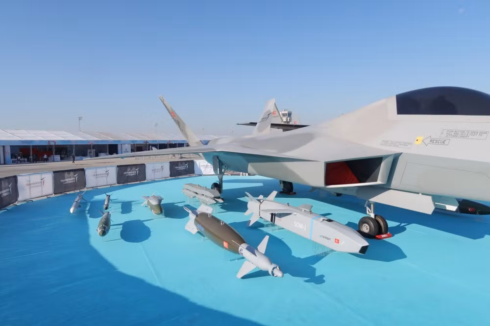 Máy bay có thiết kế khá tương đồng với chiến đấu cơ thế hệ năm F-35 do Mỹ sản xuất kèm theo đó là thông số kỹ thuật chi tiết được trưng bày công khai tại triển lãm. Nguồn ảnh: Livejournal.