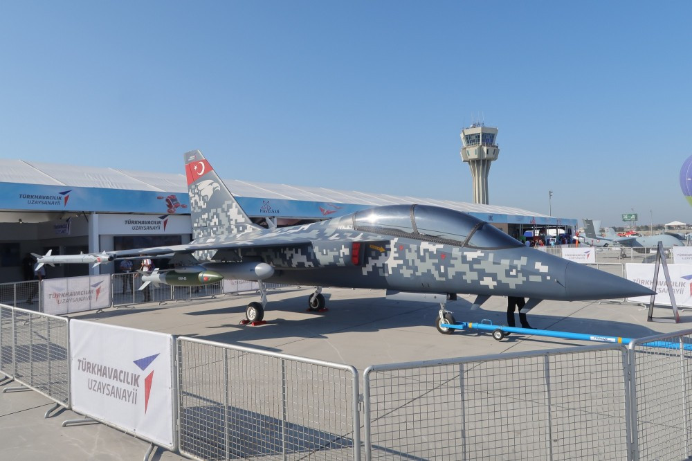 Tiếp đến là một loại máy bay phản lực hạng nhẹ Hurjet; loại máy bay này có kích thước rất nhỏ gọn, dài chỉ 13 mét kèm theo đó là khả năng hoạt động không thua kém gì các loại chiến đấu cơ do Mỹ sản xuất. Nguồn ảnh: Livejournal.