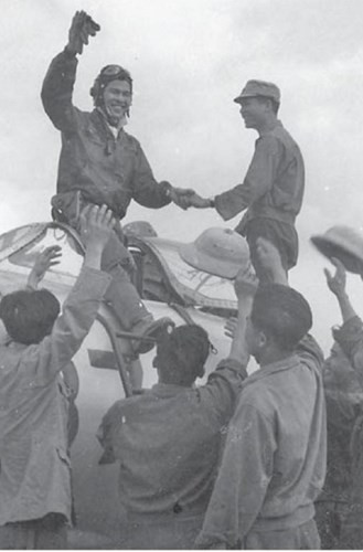 Bằng sự dẫn đường của mặt đất, phi công điều khiển MiG-17 hoàn toàn tự tin phi vào mây và chấp nhận bay mù, sau đó bẻ ngoặt lái cũng theo thông tin được mặt đất báo lên và đột ngột xuất hiện trước mặt tiêm kích Mỹ. Nguồn ảnh: TTXVN.