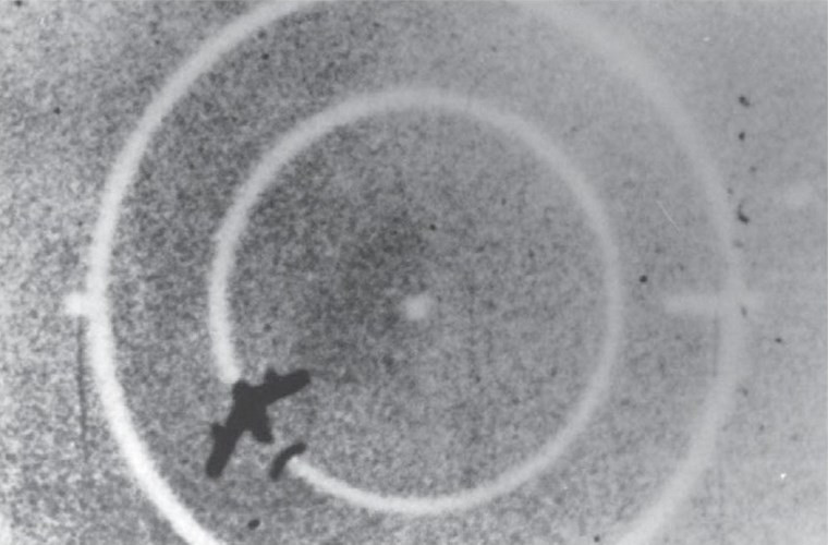 Biết trước được hướng bay của địch, các phi công của ta với tốc độ chậm hơn hoàn toàn có thể đón lõng tiêm kích đối phương, chờ địch bẻ lái sang hướng biển Đông là thoải mái chặn đầu và khai hoả. Nguồn ảnh: TTXVN.