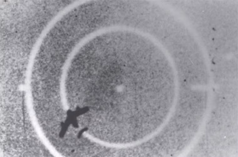 Biết trước được hướng bay của địch, các phi công của ta với tốc độ chậm hơn hoàn toàn có thể đón lõng tiêm kích đối phương, chờ địch bẻ lái sang hướng biển Đông là thoải mái chặn đầu và khai hoả. Nguồn ảnh: TTXVN.