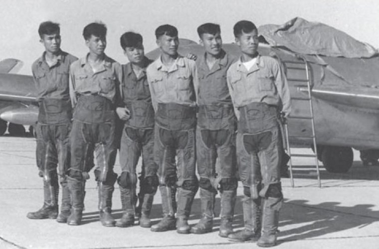 Thậm chí truyền thông Mỹ còn thẳng thừng chỉ trích không quân nước này khi bị hạ gục bởi những phi công tiêm kích MiG-17 của Việt Nam - những phi công thường xuất phát với đội hình ít máy bay hơn, máy bay cổ lỗ hơn nhưng lại có chiến thuật không ngoan hơn rất nhiều. Nguồn ảnh: TTXVN.