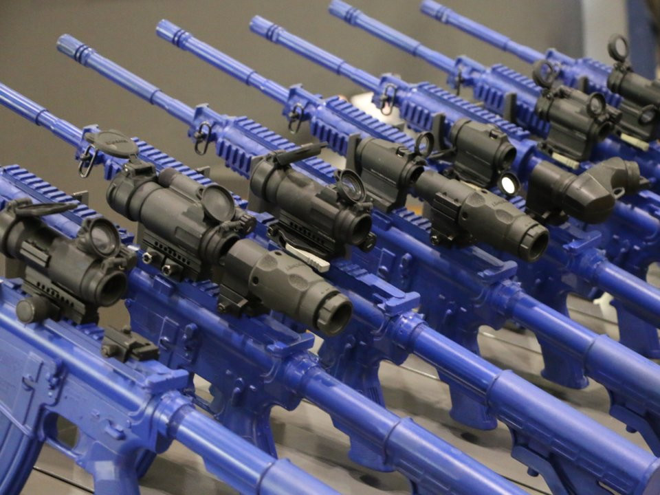 Thậm chí một loạt súng nhựa còn được bầy ra để quảng cáo... kính ngắm. Nguồn ảnh: BI.