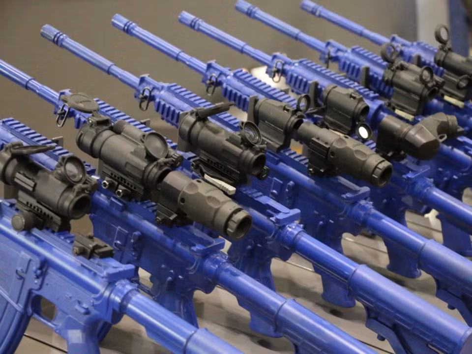 Thậm chí một loạt súng nhựa còn được bầy ra để quảng cáo... kính ngắm. Nguồn ảnh: BI.