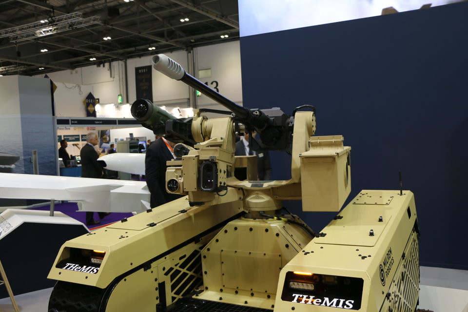 Robot tự hành điều khiển từ xa - loại phương tiện mới được xuất hiện nhiều ở châu Âu trong vài năm gần đây sau khi Nga cho ra đời robot Ural-9. Nguồn ảnh: BI.