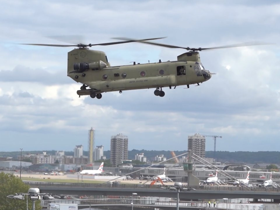 Thậm chí cả trực thăng hạng nặng CH-47 cũng được cho bay thử ở triển lãm này. Nguồn ảnh: BI.