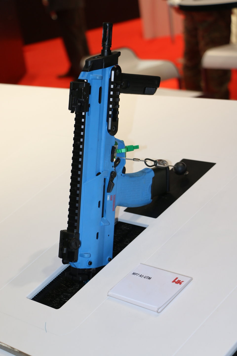 Trong triển lãm thậm chí còn được trưng bày đủ mọi loại súng trường tấn công, súng tiểu liên, súng ngắn hay thậm chí là súng độ. Nguồn ảnh: BI.