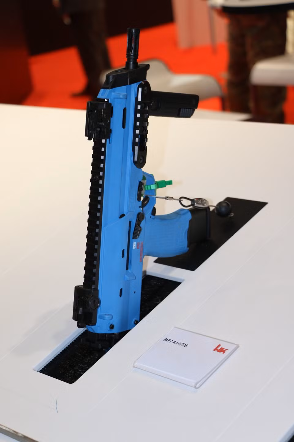 Trong triển lãm thậm chí còn được trưng bày đủ mọi loại súng trường tấn công, súng tiểu liên, súng ngắn hay thậm chí là súng độ. Nguồn ảnh: BI.