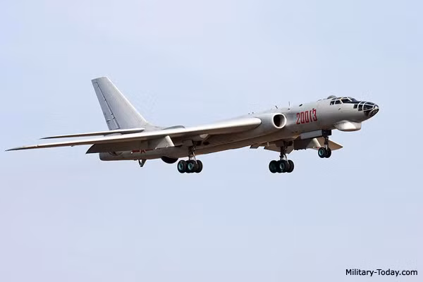 Theo nhiều nguồn tin từ phía Trung Quốc, H-6N có khả năng bay với tầm xa tối đa lên tới 7200 km khi được tiếp liệu trên không - đây là một tầm bay rất lớn, ít loại máy bay trong biên chế của Trung Quốc có thể đạt được tầm bay này. Nguồn ảnh: QQ.