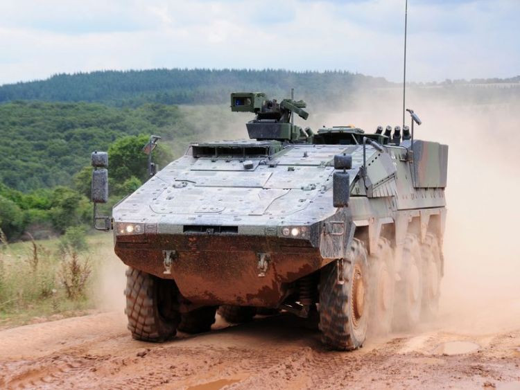 Boxer có thể đạt tốc độ tối đa 103 km/h, phạm vi hoạt động 1.100 km. Với tính năng chiến đấu vượt trội, Boxer được xếp vào tốp đầu những xe bọc thép tốt nhất thế giới.