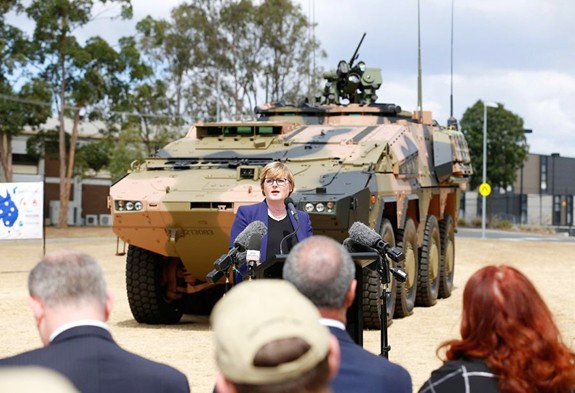 25 chiếc xe bọc thép đầu tiên đã được Bộ trưởng Quốc phòng Australia Linda Reynolds và Bộ trưởng Công nghiệp Quốc phòng Australia Melissa Price tiếp nhận tại căn cứ Enoggera ở thành phố Brisbane, bang Queensland ngày 24/9.