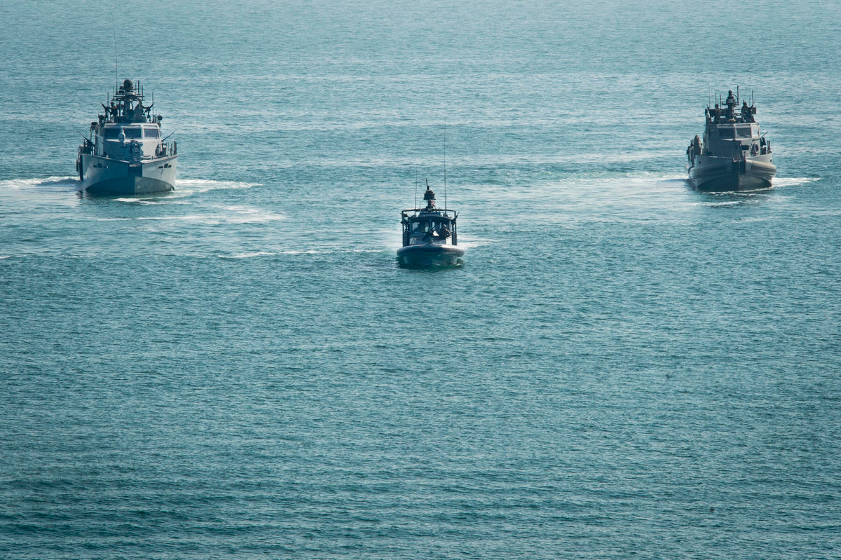 Đây là một vấn đề nan giải và khó khăn cho nhiều quốc gia sử dụng trang thiết bị quân sự và vũ khí do Liên Xô - Nga trước đây cung cấp. Tuy nhiên với lực lượng hải quân, trong nhiều trường hợp khi mọi thiết bị điện tử đều không thể tương tác với nhau một cách trơn tru nhất thì dùng cờ hiệu và dùng đèn nháy để "bắn tin" vẫn là một trong những cách hiệu quả nhất. Nguồn ảnh: DVID.