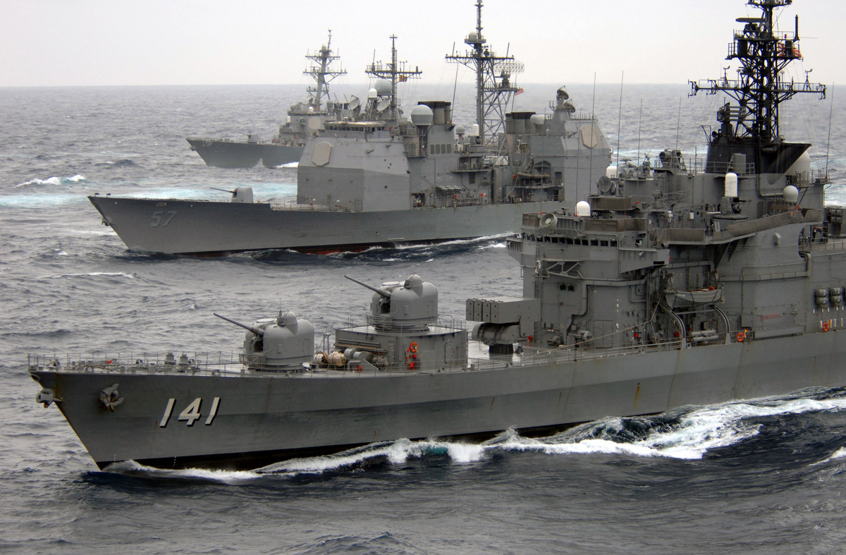 Điều này buộc các quốc gia phối hợp với Hải quân Mỹ trong các chương trình tập trận chung thường phải cử quân nhân sang Mỹ học tập, tu nghiệp để có thể hiểu rõ nhất cách thức hoạt động của lực lượng này, qua đó giúp quá trình hiệp đồng trở nên trơn tru hơn. Hoặc các bên cần bàn soạn, trao đổi với nhau trước rất kỹ lưỡng thông qua các phiên dịch viên có kinh nghiệm. Nguồn ảnh: DVID.