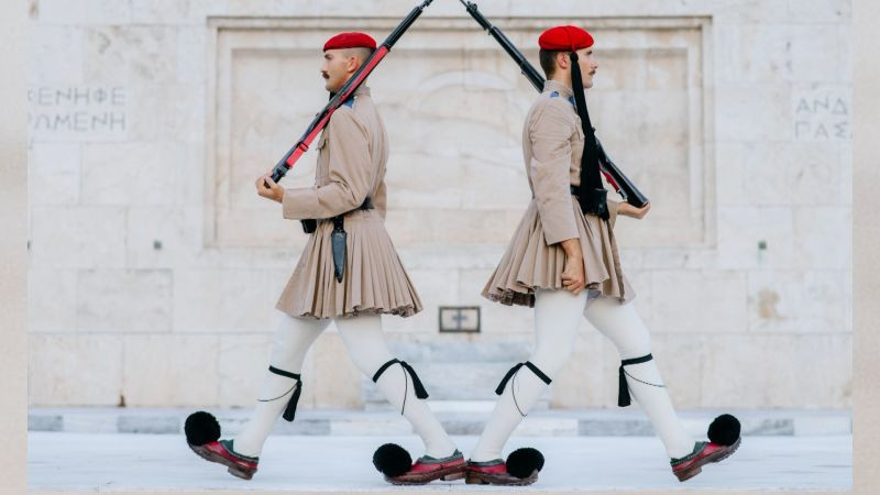 Rất may là tới năm ngoái, người Hy Lạp đã quyết định tìm cách thay thế bọ quân phục này và cải biên nó theo chiều hướng gọn gàng hơn. Mặc dù vậy chung quy lại, kể cả sau khi được sửa đổi lại, người lính cận vệ Tổng thống Hy Lạp vẫn phải... mặc váy. Nguồn ảnh: BI.