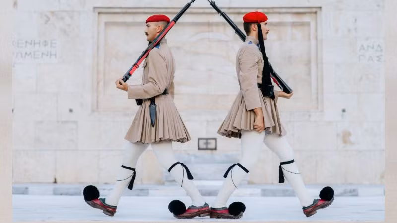 Rất may là tới năm ngoái, người Hy Lạp đã quyết định tìm cách thay thế bọ quân phục này và cải biên nó theo chiều hướng gọn gàng hơn. Mặc dù vậy chung quy lại, kể cả sau khi được sửa đổi lại, người lính cận vệ Tổng thống Hy Lạp vẫn phải... mặc váy. Nguồn ảnh: BI.