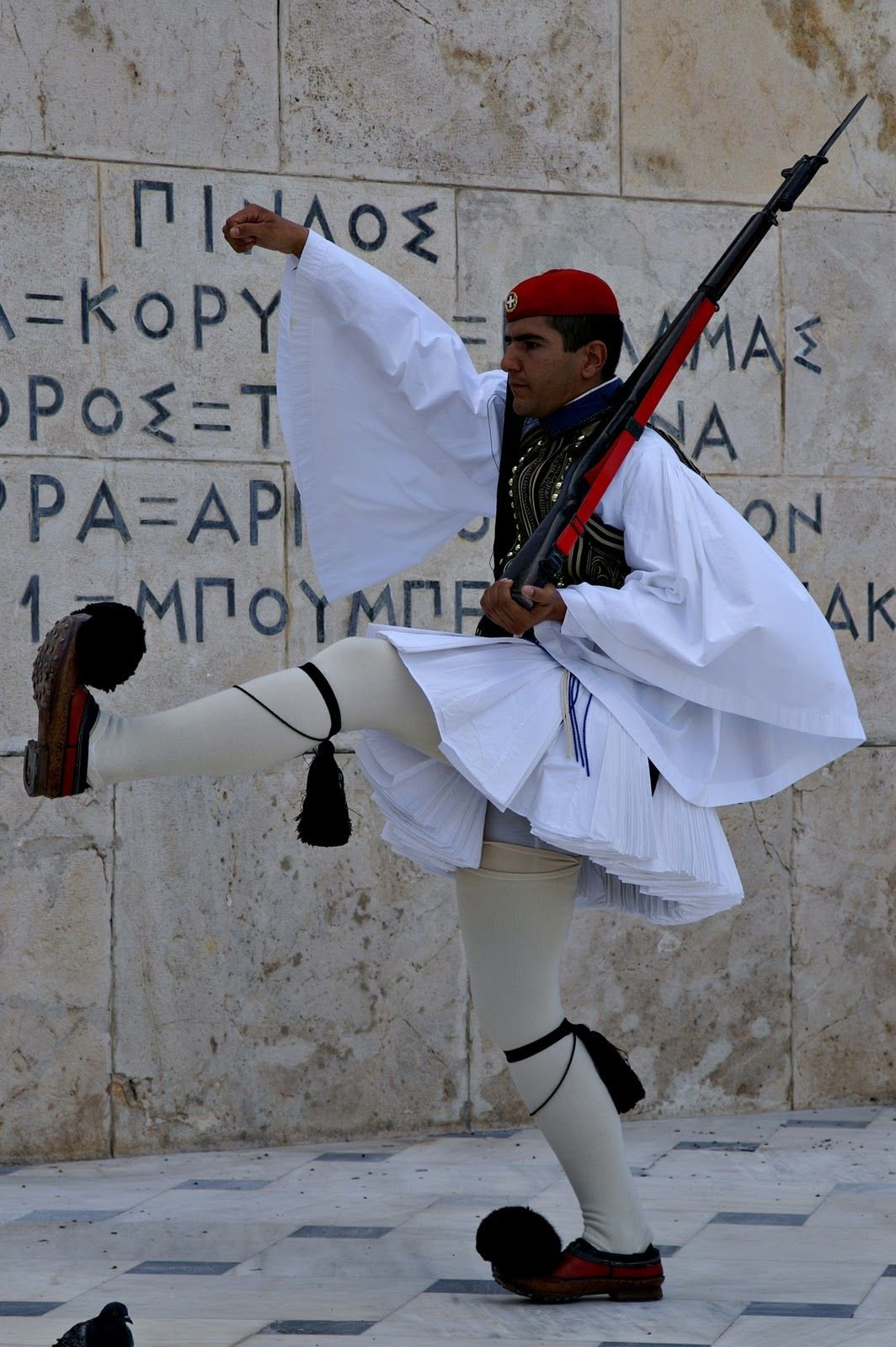 400 lính cận vệ Tổng thống tương đương với 400 bộ quân phục này là biểu trưng cho việc Hy Lạp từng bị người Thổ Nhĩ Kỳ chiếm đóng trong 400 năm lịch sử. Mặc dù vậy, thiết kế kỳ cục của bộ quân phục này vẫn khiến không ít người khó hiểu. Nguồn ảnh: BI.