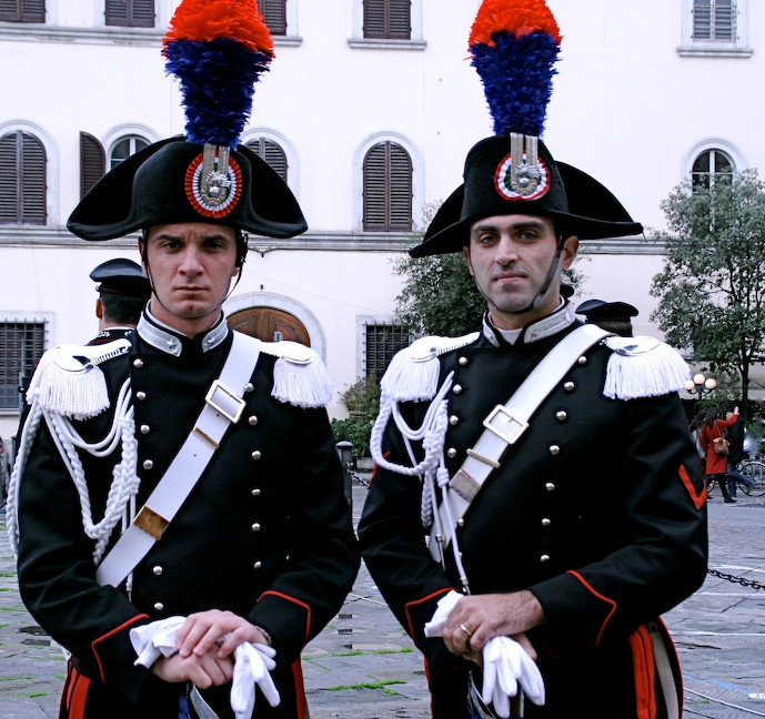 Thậm chí, người lính Hiến binh Italia còn có thể nhận ra cấp bậc của nhau dựa vào những chiếc mũ của đồng đội mình. Ví dụ như mũ của chỉ huy sẽ có nhiều lông hơn và lông sẽ rủ xuống, trong khi mũ của lính trơn lông ít hơn và dựng ngược. Nguồn ảnh: BI.