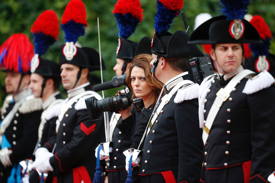 Tiếp đến là bộ quân phục của Hiến binh Italia. Về cơ bản đây là một bộ quân phục rất đẹp với màu sắc hài hoà, tuy nhiên phần mũ của bộ quân phục này lại có phần khá độc đáo với đủ các thể loại lông lá. Nguồn ảnh: BI.