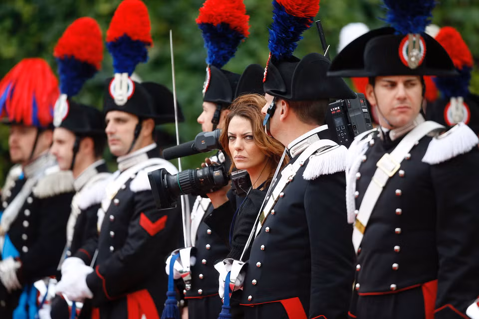 Tiếp đến là bộ quân phục của Hiến binh Italia. Về cơ bản đây là một bộ quân phục rất đẹp với màu sắc hài hoà, tuy nhiên phần mũ của bộ quân phục này lại có phần khá độc đáo với đủ các thể loại lông lá. Nguồn ảnh: BI.